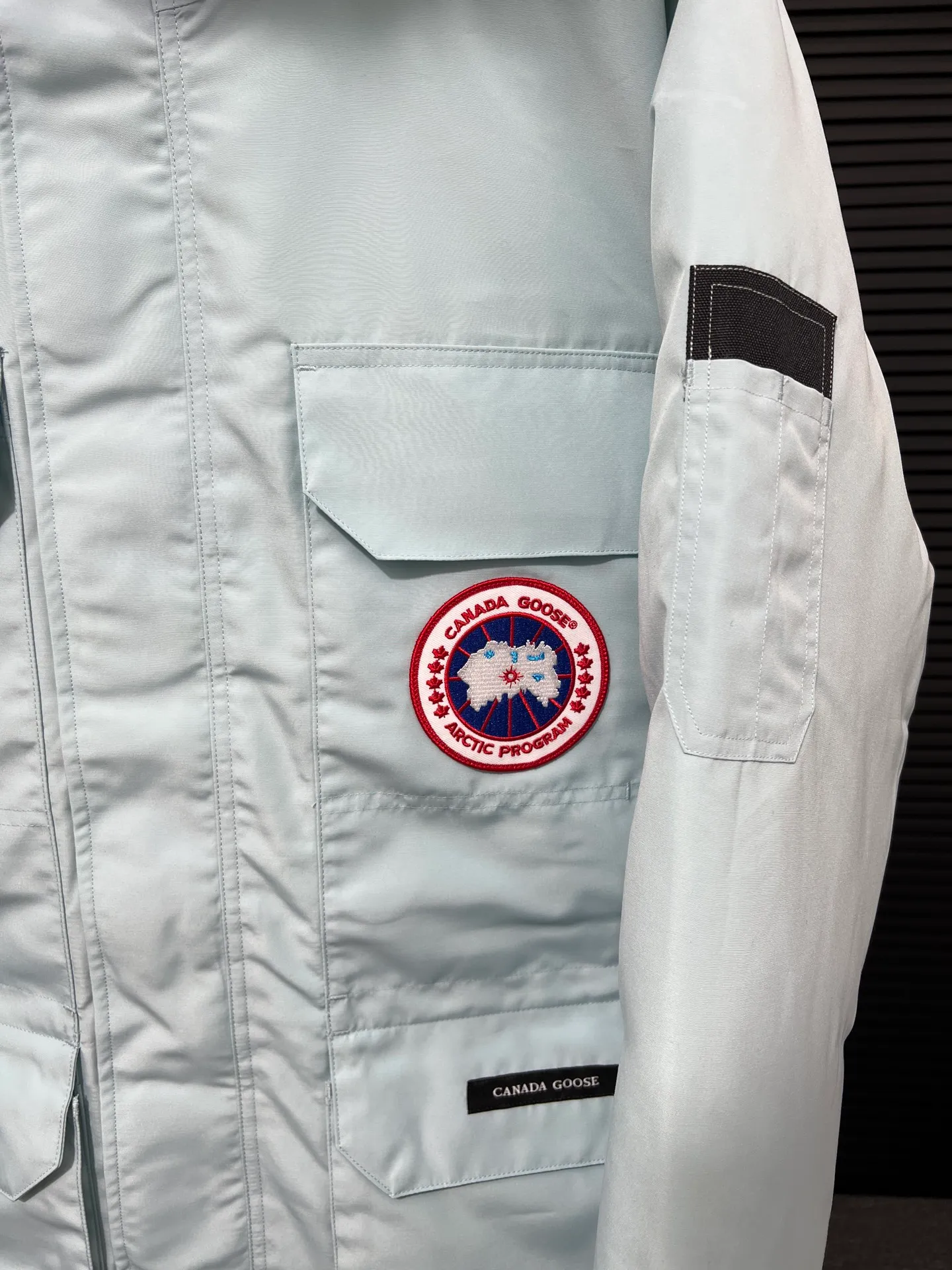 P780 🆕 Top original version, supports chip sensor with handbag 𝗖𝗮𝗻𝗮𝗱𝗮 𝗚𝗼𝘀𝗲 / 🇨🇦 Canada Goose 08 Down Jacket ⚠️ Partners who have been cooperating with us in the past few years know that no matter what is produced outside, our pure genuine trading company ships ❗️ After the test of time, we have received rave reviews. You can compare the market products with us. If you are not satisfied, you can return it at will. You are also welcome to come to ZG to see it and then come to my home to buy‼  1⃣️ The filling is 80% white duck down, with a weight of 500g. Regarding the down content, you can feel it with your hands. Good down has no embarrassment and can be called a walking duvet! 2⃣️ The fabric is made of Feather-Light 10D waterproof coating fabric, which is made of 84.5 polyester fiber and 15.5 cotton. The surface is treated with a special Teflon protective coating produced by DuPont to prevent wind and splash water, and makes the clothing anti-pollution and long-lasting new features! 3⃣️ One-piece seamless cuffs, 13cm official length, all seals are stamped, and all the inner liner is hemmed. The overcoat means sewing all the inner liner once. On the one hand, it is to prevent the velvet from running off, and on the other hand, it can keep the stiffness of the clothes! 4⃣️ Original Yoshida Kogyo Kabushikigaisha zipper, top-grade zinc alloy electroplated zipper with the highest specifications, using precise Japanese craftsmanship, raw materials and management methods. Each zipper can withstand 100,000+ openings and closings 5⃣️ The detachable fur collar is made of top-grade imported wolf fur, which is not comparable to the loose and soft raccoon fur and fake fur on the market. It is a natural Siberian coyote fur collar. The delicate and strong feel is the sense of life that comes from the erosion of wind and frost in nature. 6⃣️ Main logo double-thread 9-needle locking stranded embroidery, electronic digital automatic embroidery, maple leaves with sharp edges. Size: XS-XXL Color: black, off-white, graphite gray, sapphire blue Dark Blue Pink Azure Graphite Gray Black Label Shoulder Width Chest Sleeve Length Clothes Length Recommended Weight kg 67 87 80-90 2XL 58 136 69 89 90-105